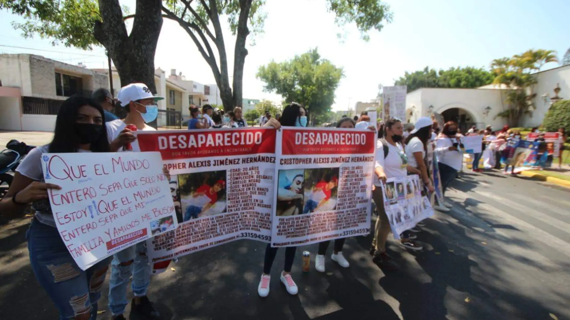 Manifestación de familiares de desaparecidos en Casa Jalisco